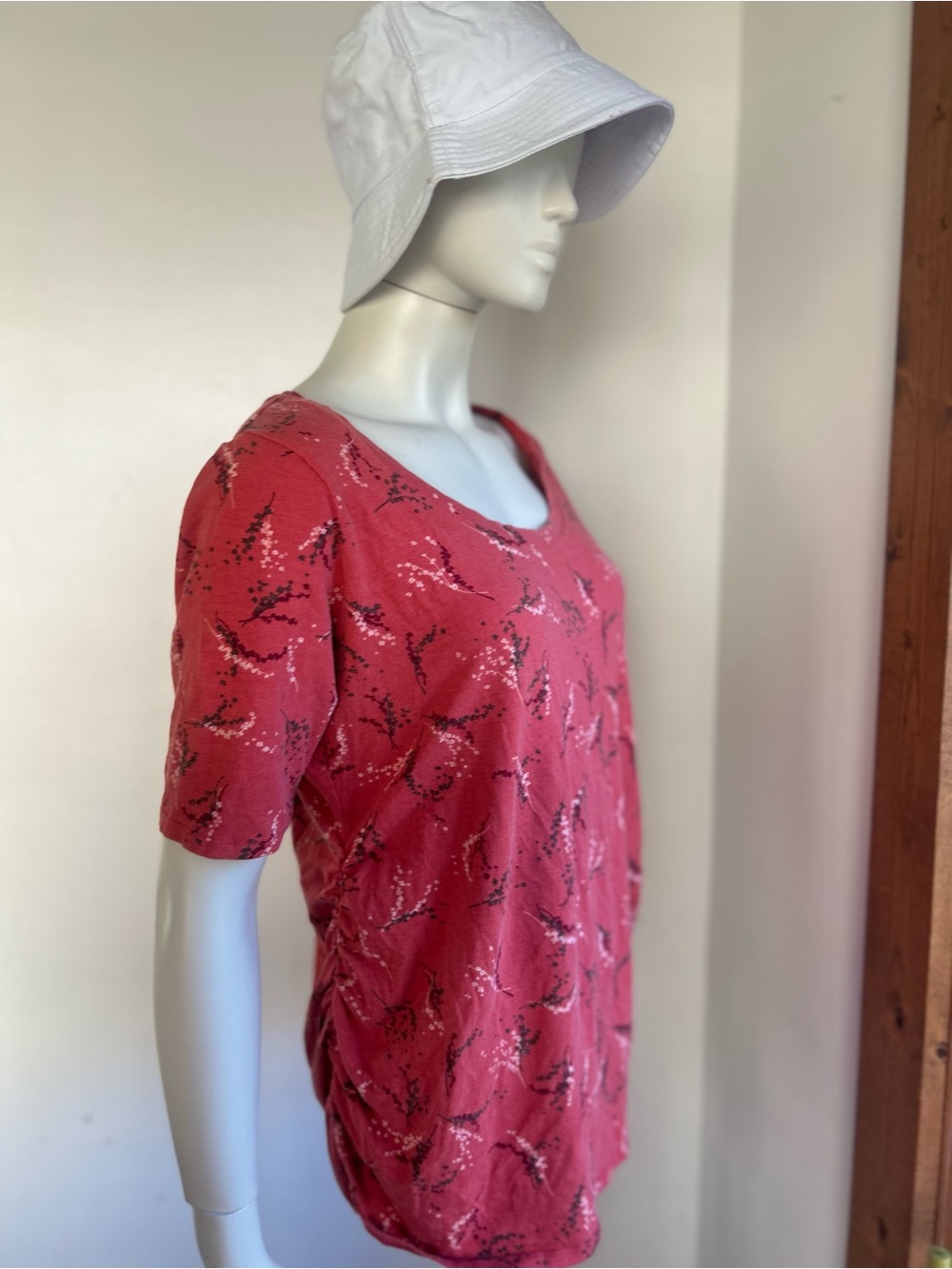 motherhood L Women's Red Short Sleeve Ruched Side Top